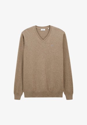 Pull en V beige en tissu doux, avec des bords côtelés au niveau des poignets et de l'ourlet. Petit logo sur la poitrine. Design simple avec manches longues.