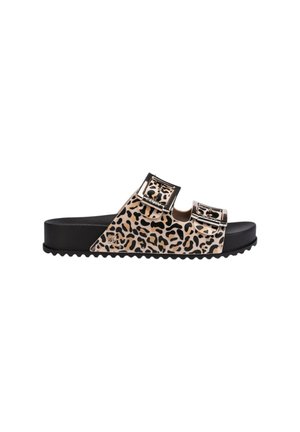 Sandalo a ciabatta con suola nera e tomaia beige con macchie nere leopardate e due fibbie regolabili.