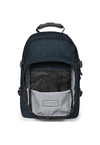 Mochila azul marino hecha de un tejido duradero; el interior cuenta con un bolsillo organizador negro y un compartimento gris claro con correas ajustables.