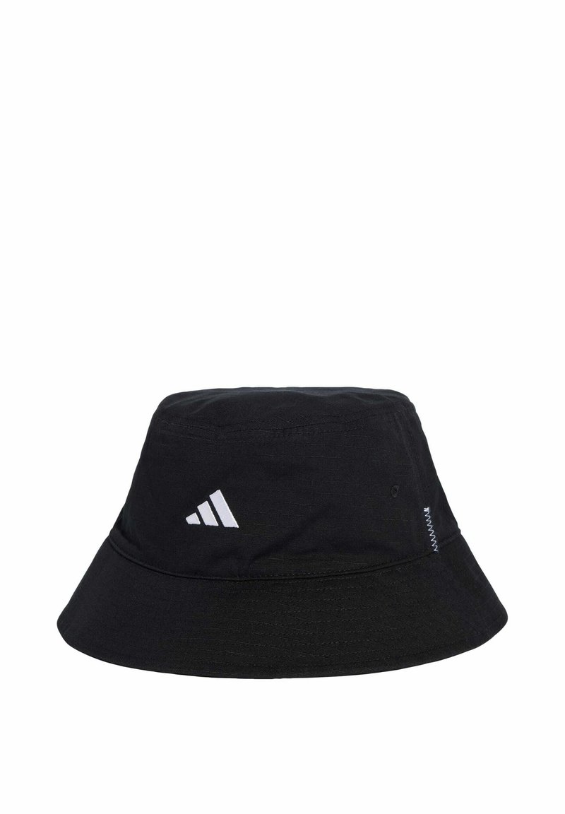 Cappello a secchiello nero in tessuto, con un logo bianco a tre strisce sul davanti, dotato di una larga visiera e dettagli cuciti attorno alla corona.