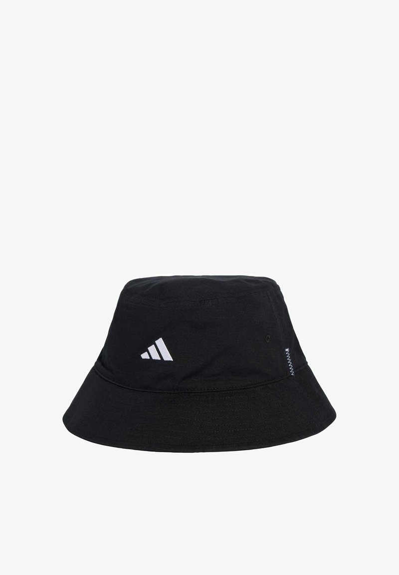 Zwarte bucket hat gemaakt van stof, met een wit logo met drie strepen aan de voorkant, een brede rand en gestikte details rondom de kroon.