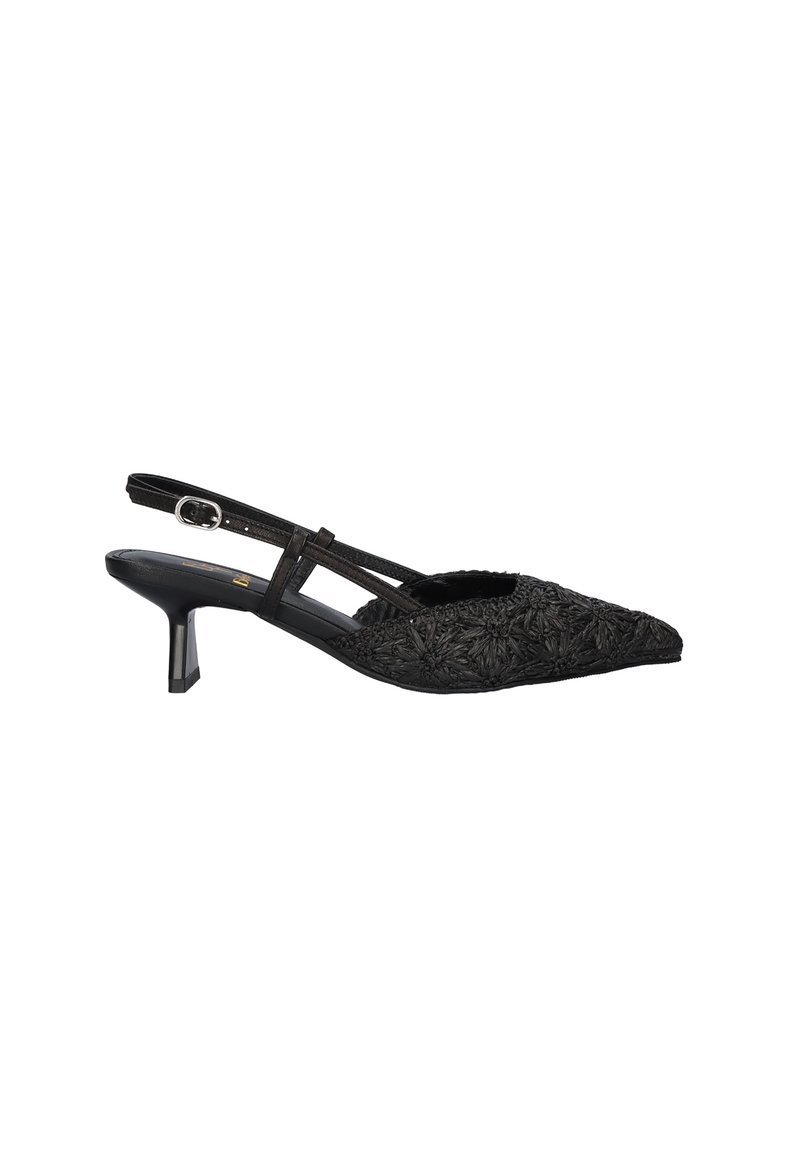 Zapato negro tipo slingback con puntera puntiaguda, tacón bajo de 5 cm y diseño superior con textura floral.