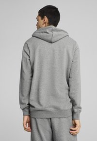 Grauer Hoodie mit einer Kordelzugkapuze, gerippten Manschetten und Saum. Glattes Material mit einer weichen Textur, entspannt geschnitten und ohne sichtbare Logos.