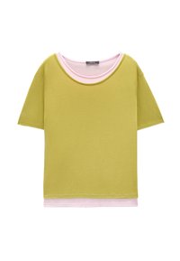 Koszulka z krótkim rękawem w oliwkowym kolorze z warstwowym designem, z jasnoróżowym wewnętrznym kołnierzykiem. Wykonana z bawełny, o luźnym kroju.