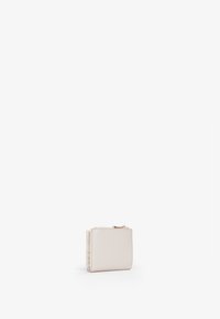 Portafoglio in pelle beige compatto con tasca per monete con zip e scomparti per carte, mostrato chiuso su uno sfondo bianco.