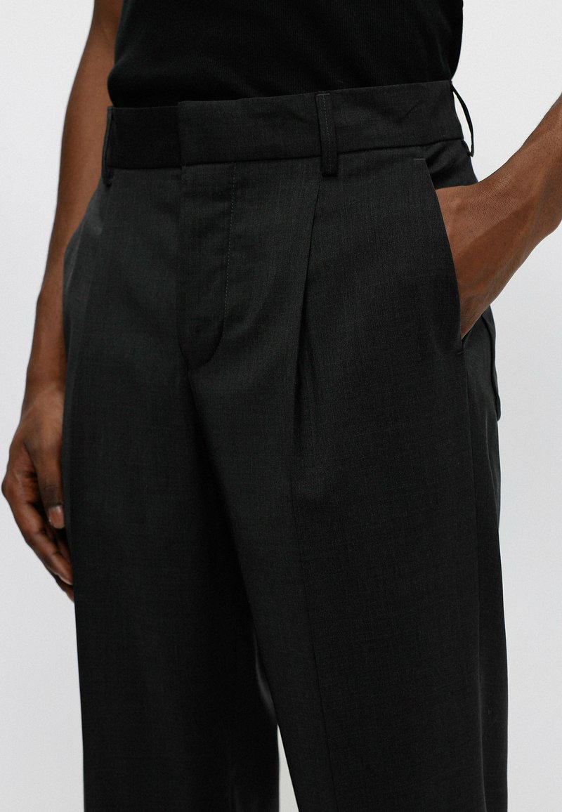 Herren Chinos | HUGO Stoffhose dark grey/dunkelgrau - KN23653 Herren Chinos | HUGO Stoffhose dark grey/dunkelgrau - KN23653