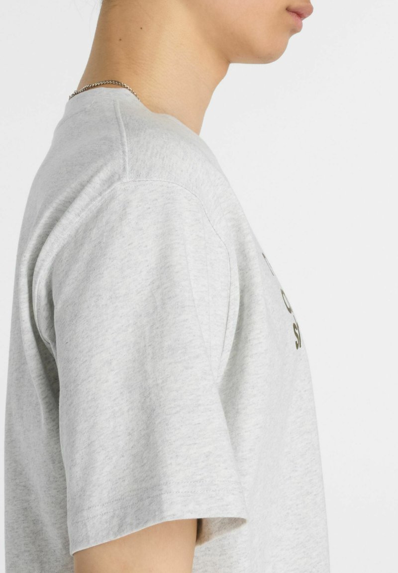 Grijze katoenen t-shirt met een relaxte pasvorm, voorzien van korte mouwen en een ronde hals. Minimalistisch ontwerp zonder zichtbare patronen of accenten.