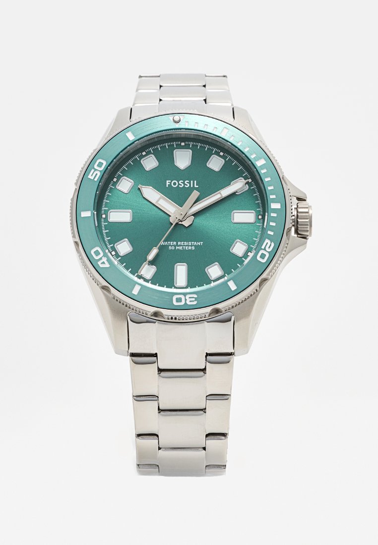 Fossil-Armbanduhr mit einem türkisfarbenen Zifferblatt, silbernem Edelstahlarmband, großen Stundenmarkierungen und wasserdicht bis zu 50 Metern.