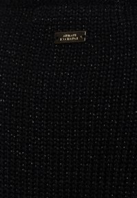 Schwarzer gestrickter Stoff mit strukturiertem Muster, versehen mit einem Anhänger aus goldfarbenem Metall, auf dem "ARMANI EXCHANGE" steht.