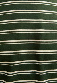 Tejido de punto verde con rayas horizontales en blanco y gris claro. La textura parece suave y ligeramente elástica.