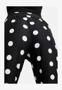 Pasirinkta, black big dot