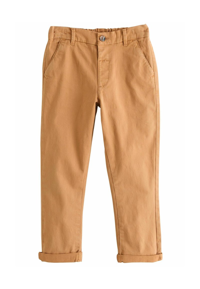 Pantalons en coton beige avec une coupe droite, dotés de poches avant, d'une fermeture à bouton et de poignets retroussés à la cheville.