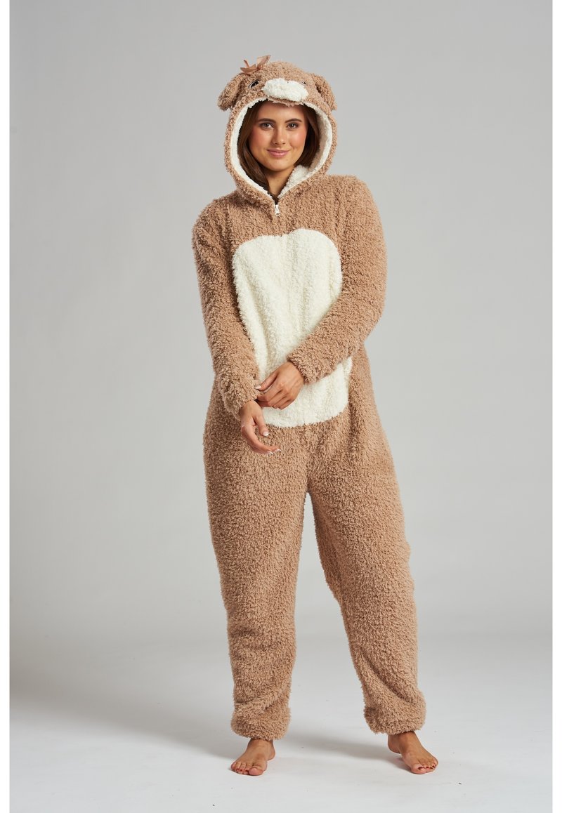 Bruine fleece onesie met een witte pluizige hart op de voorkant, berenoren op de capuchon en een ritssluiting. Zachte textuur, casual ontwerp.