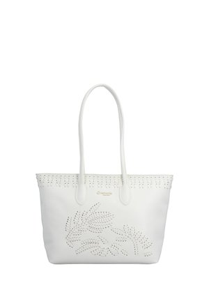 Sac fourre-tout en cuir blanc avec des détails de poignée tissée et des motifs de perforations en forme de feuille sur le devant.