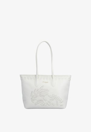 Sac fourre-tout en cuir blanc avec des détails de poignée tissée et des motifs de perforations en forme de feuille sur le devant.