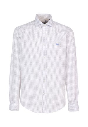 Chemise blanche à boutons avec un petit motif de losanges bleus et rouges, manches longues, et un logo bleu sur la poche poitrine. Texture du tissu lisse.
