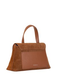 Hnědá kožená a nubuková kabelka se strukturovaným tvarem, horním uchem a texturovanou přední kapsou s logem.