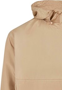 Beige letvægtsjakke med høj krave, snøre-lukning og glat, blank overflade. Har et to-farvet design og enkel syning.