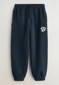 Pantalones de chándal azul marino hechos de tela suave, con una cintura elástica, cordón ajustable y puños fruncidos, con un detalle de logo blanco en el lado.