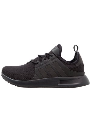 Sort atletiksneaker med mesh-overdel, snørelukning og polstret sål, med tre striber på siden og en snor til at trække i ved hælen.
