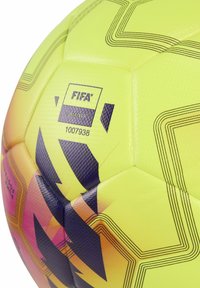 Pallone da calcio FIFA, giallo brillante con motivi geometrici neri e viola, superficie testurizzata, logo stampato, materiale di alta qualità, cuciture impunturate.