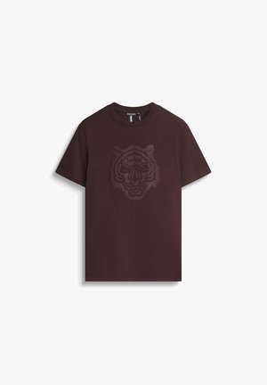 Bordeauxkleurig katoenen t-shirt met een tonale, reliëf tiger gezicht ontwerp aan de voorkant. Korte mouwen en een klassieke ronde hals.