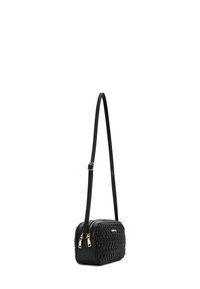 Borsa a tracolla nera con un motivo testurizzato, doppie cerniere e hardware in tono oro. Cintura regolabile e forma rettangolare compatta.