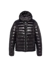 Zwarte pufferjack met een glanzende nylon afwerking, ritsluiting, zijzakken en een capuchon, met horizontale gestikte delen.