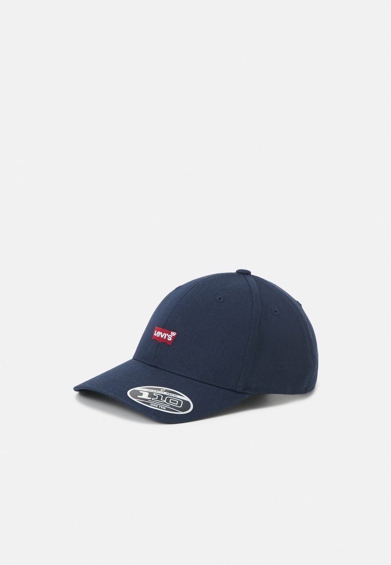 Gorra azul marino de tela con visera curva, que presenta un parche del logo rojo de Levi's en la parte delantera y una etiqueta circular en la visera.