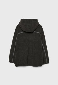 Vezelig zwart hoodiejasje met een dikke textuur, voorzien van grijze accentnaden en een ontspannen vorm, geschikt voor warmte en comfort.