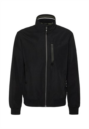 Schwarze Jacke mit Reißverschluss und Stehkragen, zwei Fronttaschen mit Knopflaschen und eine vertikale Reißverschlusstasche auf der linken Brust.