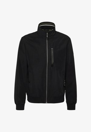 Schwarze Jacke mit Reißverschluss und Stehkragen, zwei Fronttaschen mit Knopflaschen und eine vertikale Reißverschlusstasche auf der linken Brust.