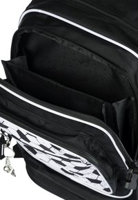 Zaino nero realizzato in tessuto testurizzato; presenta più scomparti, una tasca frontale con zip decorata con un design grafico bianco e dettagli bianchi.