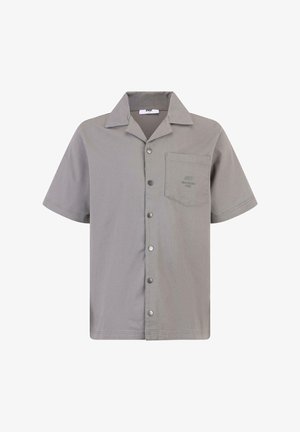 Lühikeste varrukatega hall nööbipaitš, pehmest kangast, millel on soonikkrae, esitasku ja diskreetne logo detail rinnal.