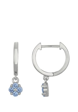 Orecchini a cerchio in argento con un piccolo ciondolo pendente a forma di fiore composto da cinque pietre preziose azzurro chiaro.