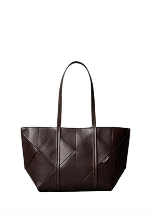 Grand sac cabas en cuir marron foncé avec longues anses et motif cousu géométrique, avec une petite étiquette métallique de la marque à l'avant.