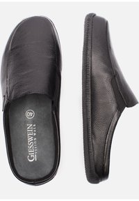 Chaussures slip-on en cuir noir avec une tige texturée, côtés élastiques pour un enfilage facile, semelle intérieure rembourrée et semelle extérieure en caoutchouc pour une bonne adhérence.