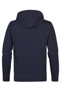 Hanorac bleu marin dintr-un amestec de bumbac, cu o textură moale, mâneci lungi și glugă cu șnur. Partea din spate este curată, fără logo-uri sau modele.