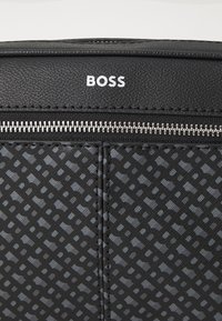 BOSS ZAIR WASHBAG - Mosózsák - black
