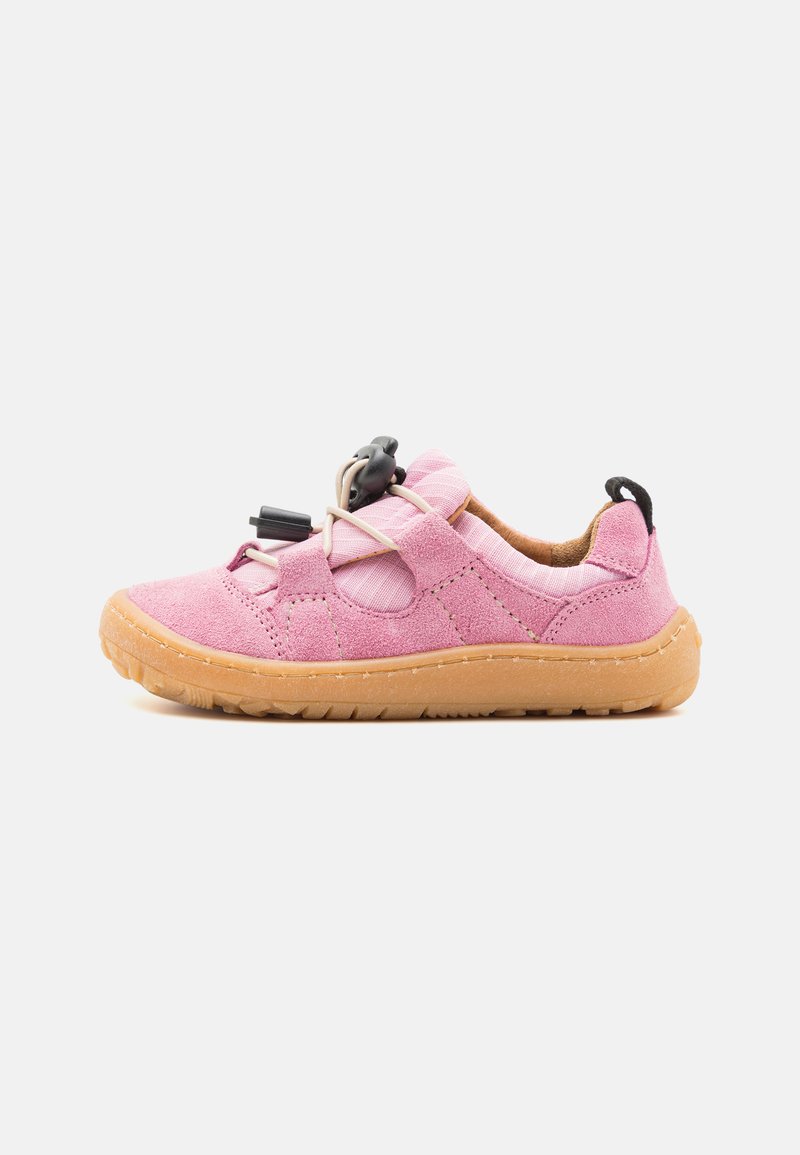 Rosa semskesko med elastisk snøresystem, med brun gummisåle og svarte detaljer. Rund tå med sydd detaljer.