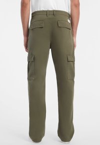 Guess Jeans MENS CARGO - Kapsáče - olivgrün