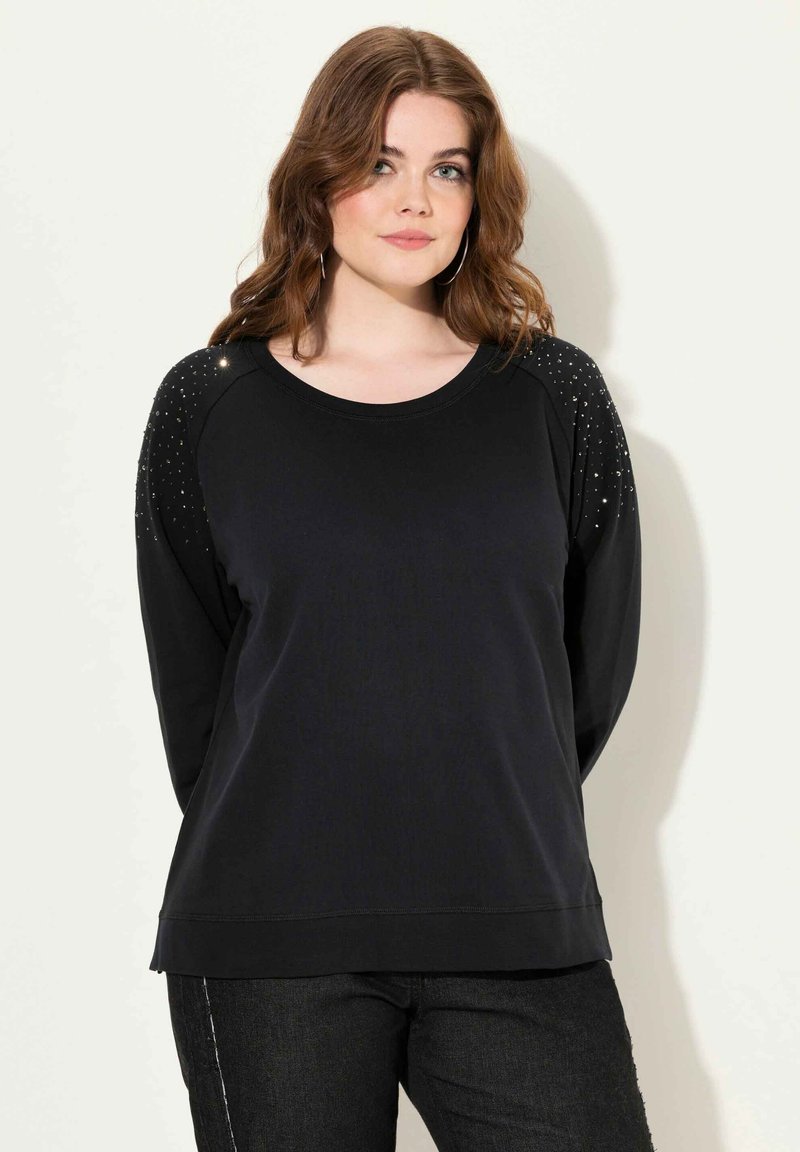 Sudadera negra con mangas largas, cuello redondo y detalles embellidos en los hombros. Tejido suave con un corte relajado. Sin patrones visibles.