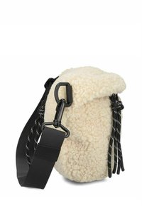 Borsa in shearling di colore crema con texture, dotata di pattina, tracolla nera regolabile e accessori neri a contrasto. Presenta legature decorative intrecciate.