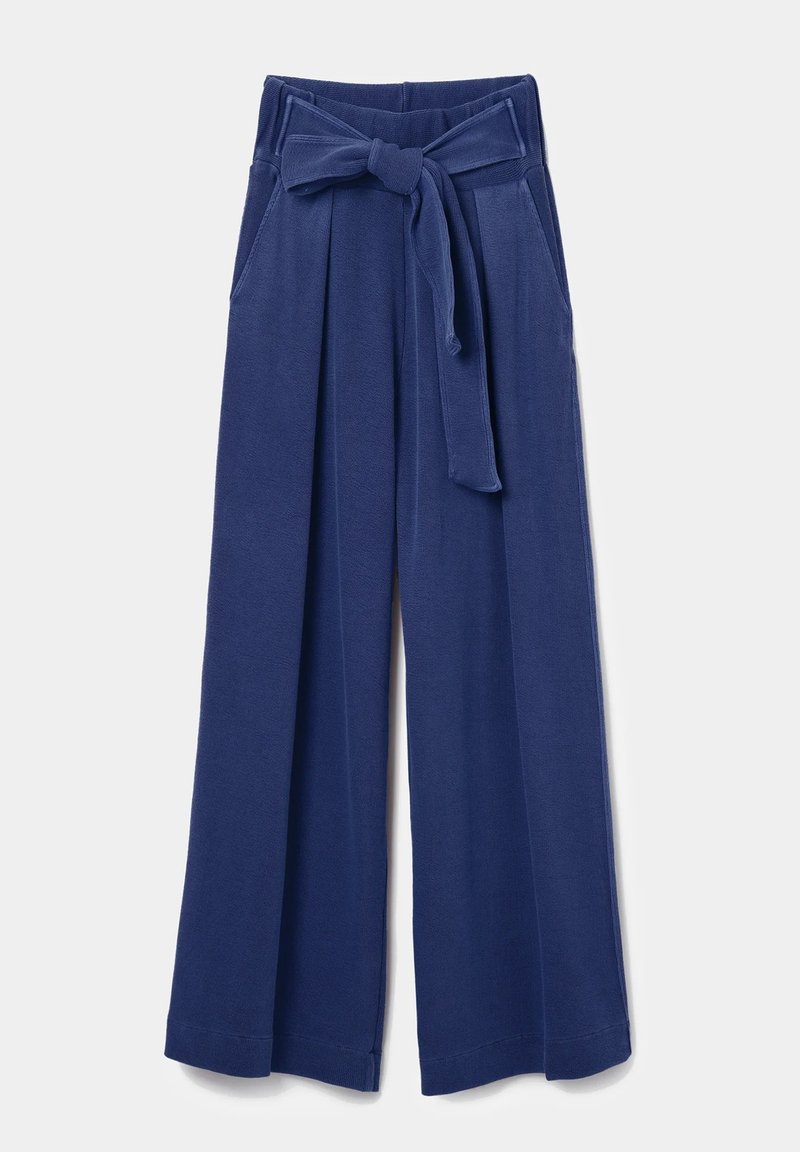 Pantaloni a gamba larga in navy, realizzati in un tessuto morbido. Presentano un cinturino in vita, due tasche laterali e una parte anteriore plissettata per un tocco di dettaglio in più.