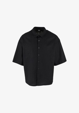 Camisa negra de manga corta confeccionada en un tejido ligero, con cierre de botones en el frente y un cuello clásico, con un corte relajado y estilo cuadrado.