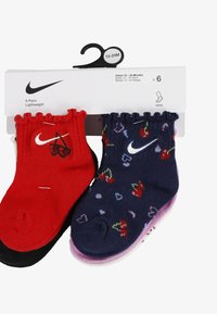 Σετ έξι κάλτσες βρεφικές σε κόκκινο και ναυτικό μπλε. Κόκκινη κάλτσα με σχέδιο κερασιού, ναυτική μπλε με πολύχρωμα κεράσια και καρδιές. Ελαφριές, μήκους μέχρι τον αστράγαλο, με ριμπ υφή.