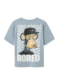 Camiseta de algodón azul claro con un gráfico de un gorila de dibujos animados con gorra, exhibido sobre un patrón de cuadros y la palabra "ABURRIDO".