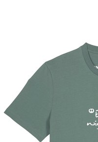 Grünes T-Shirt mit kurzen Ärmeln und Rundhalsausschnitt, auf der Vorderseite teilweise sichtbarer weißer handgeschriebener Text.