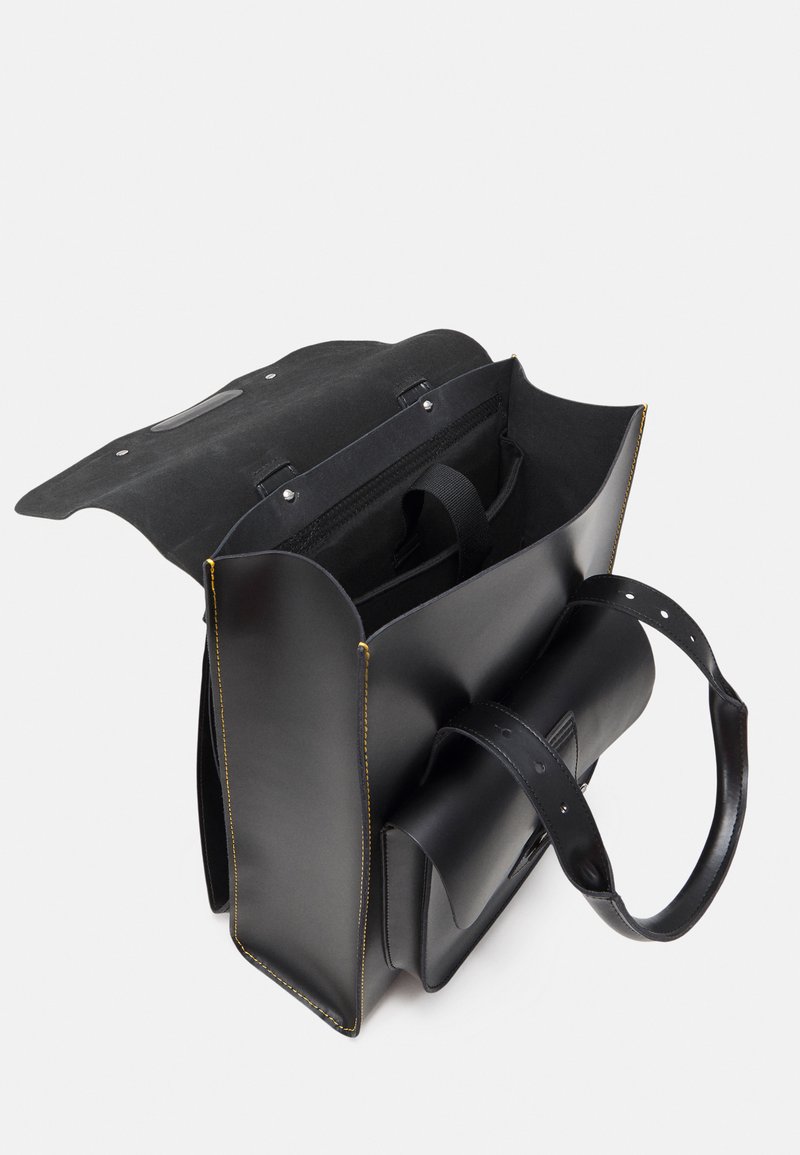 Sort læder tote taske med åben top, gul syning og en glat overflade. Indvendigt inkluderer lommer og justerbare stropper.