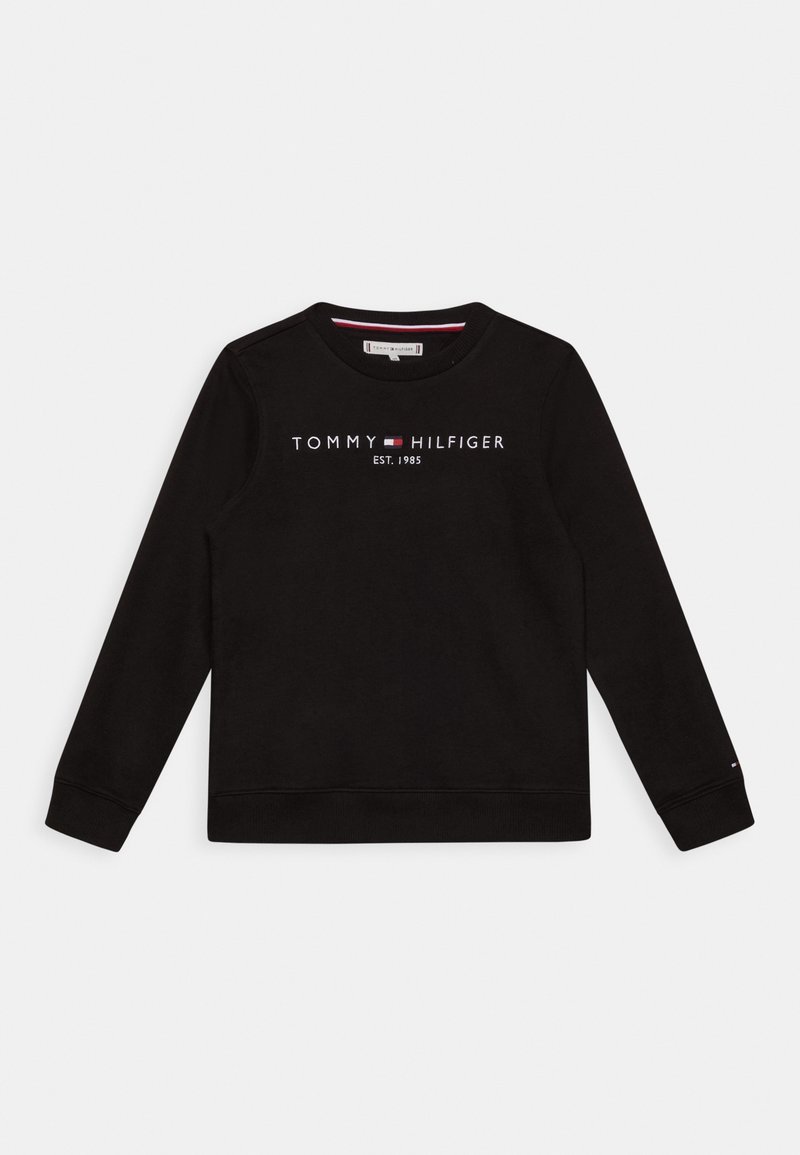 Felpa nera in cotone, con scollatura rotonda e maniche lunghe. Il design frontale presenta "TOMMY HILFIGER" e "EST. 1985" in testo bianco.